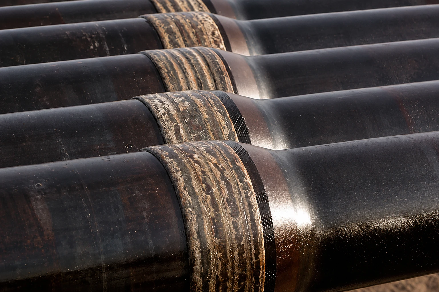 Hard-facing protection layers on industrial cylindrical parts